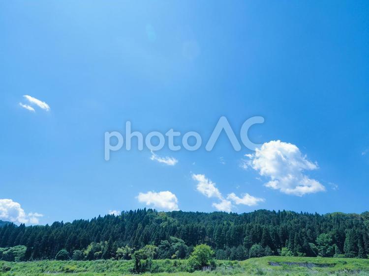 すっきりと晴れた青空と緑の山 青空,緑,背景の写真素材