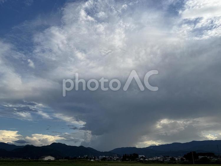 夕立に見舞われる木曽方面 木曽方面,夕立,積乱雲の写真素材