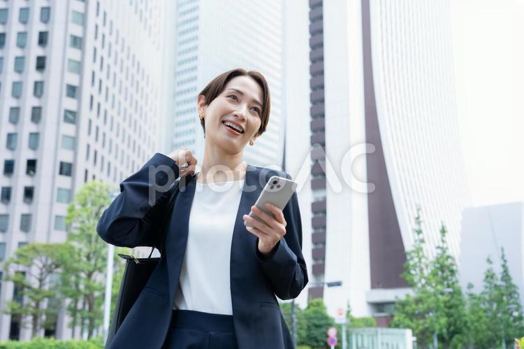 オフィス街で働くミドルのビジネスウーマン ビジネス,女性,通勤の写真素材