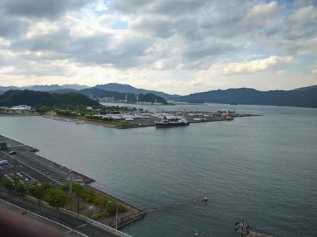 穏やかな港の風景と山並み 穏やかな港の風景と山並み 港,海,船の写真素材