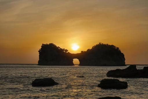 円月島の夕日の写真