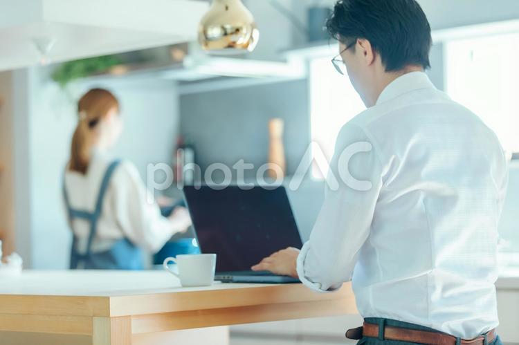 ノートパソコンを操作する男性　PC フリーランス,在宅勤務,ビジネスの写真素材