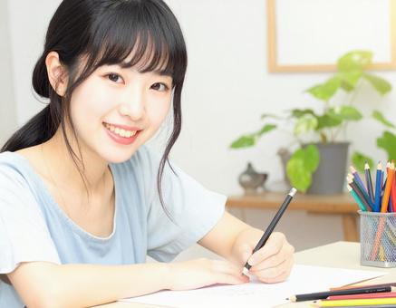 鉛筆を持つ 若い女の子 4 鉛筆を持つ 若い女の子 4の写真