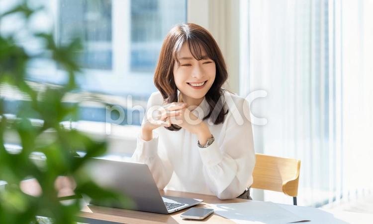 デスクワークをする女性・ビジネスウーマン 女性,ビジネス,笑顔の写真素材