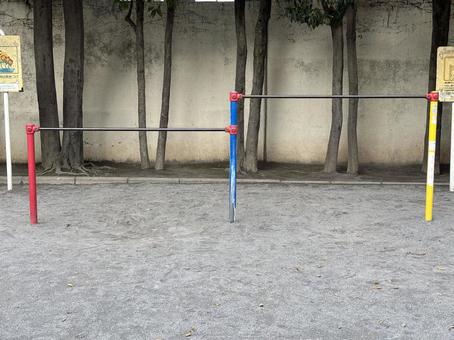 鉄棒の写真が欲しい時に使う写真 鉄棒,公園,遊具の写真素材