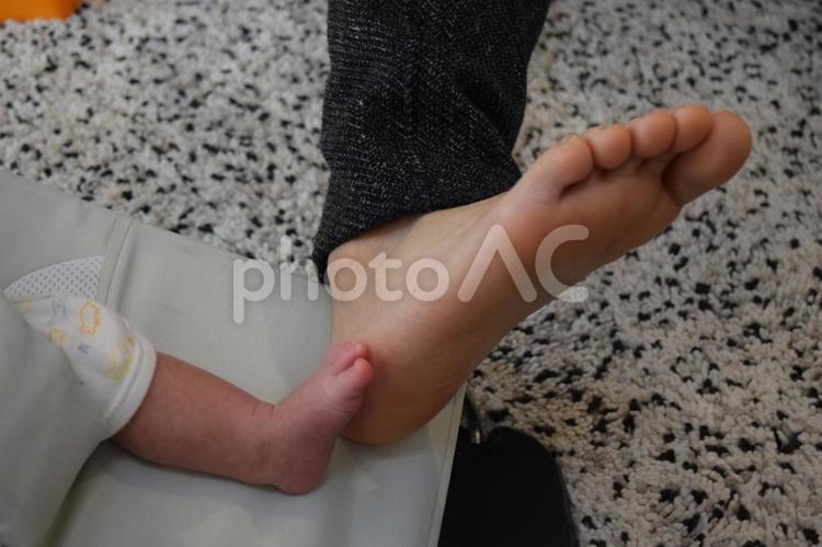 赤ちゃん(男児)とパパの二人の足　35日 赤ちゃん,乳児,男児の写真素材
