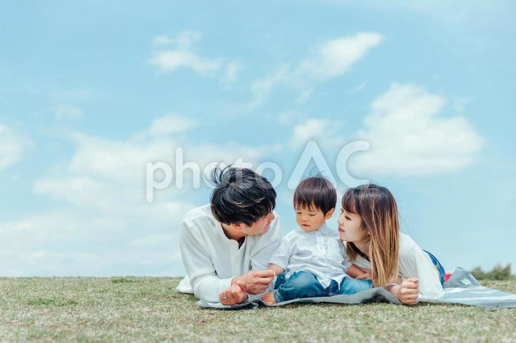 空と家族・ファミリー・赤ちゃん（キス） 家族,赤ちゃん,キスの写真素材