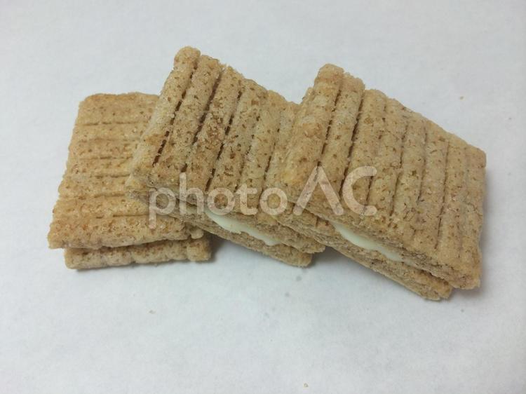 穀物感ある生地でクリームをサンドした菓子 シュガーバターサンドの木,軽い食感,バターの写真素材