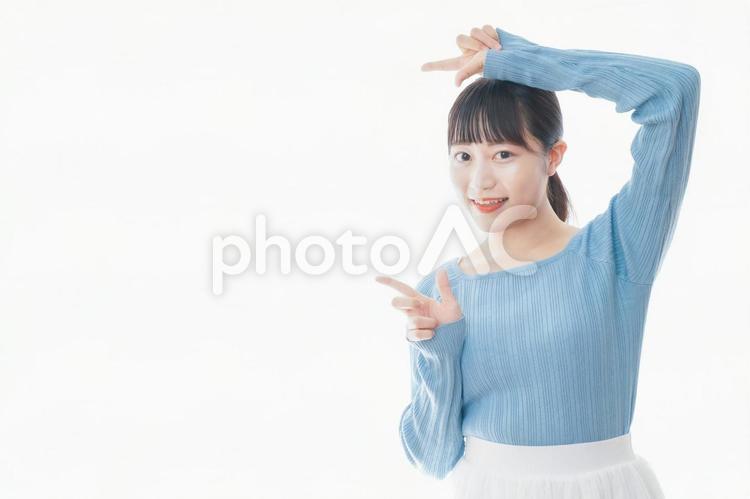 重要な事柄を指差す若い女性 課題,女性,ハンドジェスチャーの写真素材