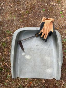 草取りカマとちりとり 草取りカマとちりとり 草取り,お墓掃除,お盆の写真素材