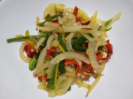 玉ねぎとピーマン2種の油炒め・野菜ソテー 野菜,玉ねぎ,赤ピーマンの写真素材