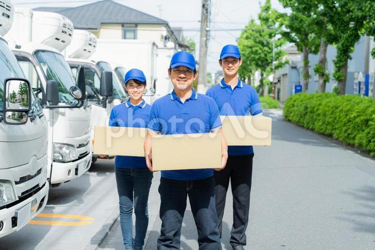 運送会社のスタッフ トラック,ドライバー,笑顔の写真素材