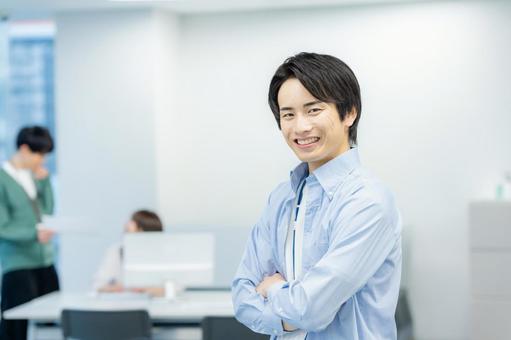 オフィスで働くビジネスパーソン ビジネスマン,笑顔,若いの写真素材