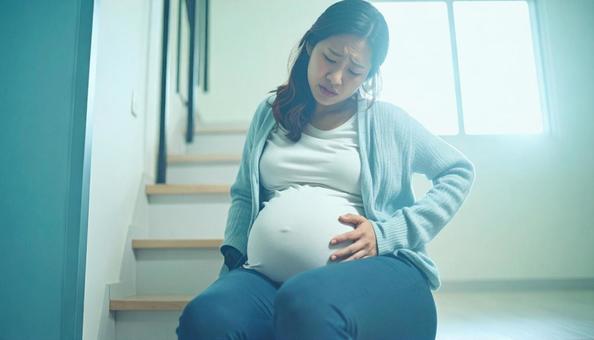 ぐったりと疲れた表情を浮かべる妊婦 ぐったりと疲れた表情を浮かべる妊婦の写真