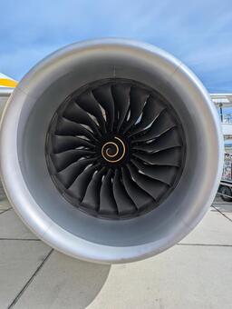 ジェットエンジン ジェットエンジン,旅客機エンジン,エンジンの写真素材