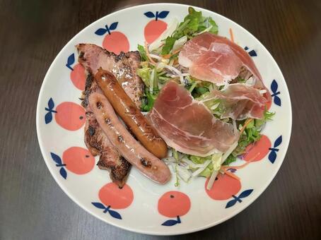 ソーセージと生ハムの盛り合わせ ソーセージ,ベーコン,生ハムの写真素材