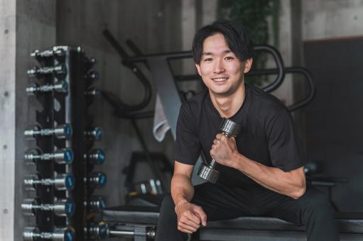 ジムでダンベルを使って筋トレをする男性 フィットネスクラブ,筋力トレーニング,スポーツジムの写真素材