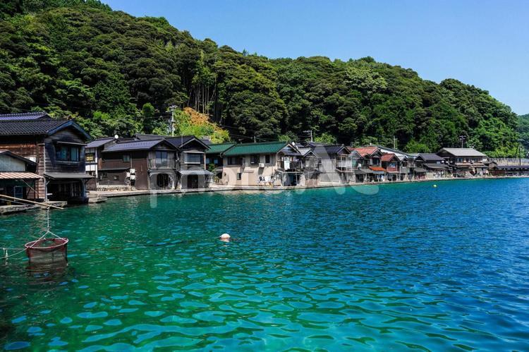 伊根湾舟屋群 舟屋,海,エメラルドグリーンの写真素材