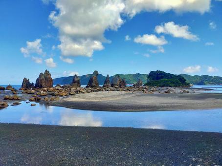 串本橋杭岩の青い空と干潮の海辺 串本橋杭岩の青い空と干潮の海辺 橋杭岩,岩,海の写真素材