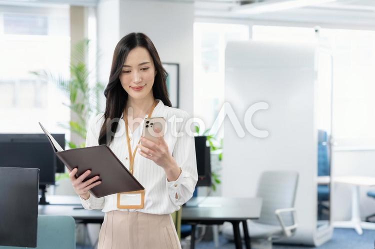 オフィスカジュアルの若い女性エンジニア ビジネス,エンジニア,女性の写真素材