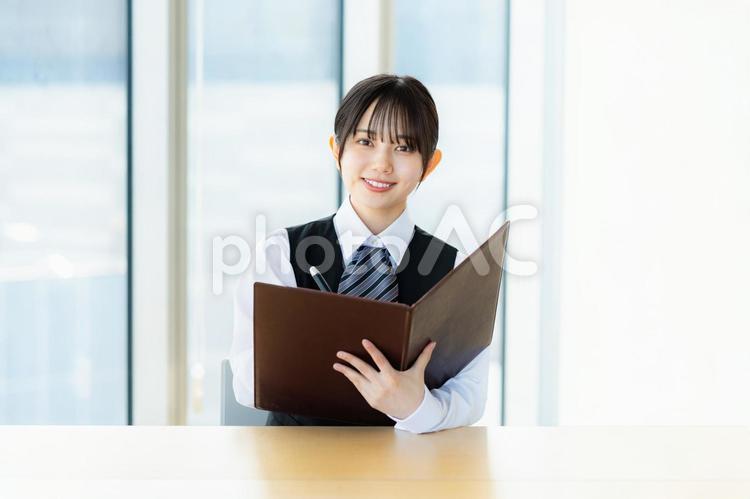 受付の若いビジネスウーマン 受付,女性,笑顔の写真素材