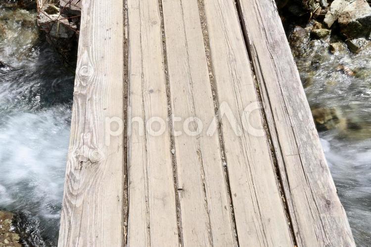 小川にかかる木の橋 木,橋,山登りの写真素材