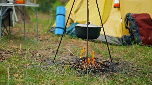 火にかけられている鍋 キャンプ,鍋,料理の写真素材