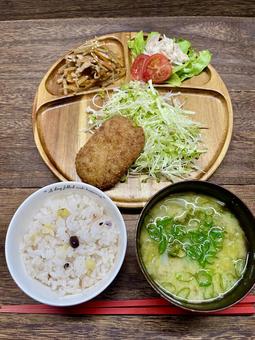 食物繊維豊富なコロッケ定食① 定食,お昼ご飯,コロッケの写真素材