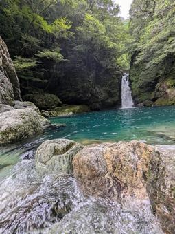 にこ淵を下流側から望む(縦) にこ淵を下流側から望む(縦)の写真
