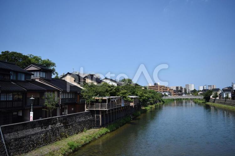 【石川】金沢の風景 川,空,街並みの写真素材