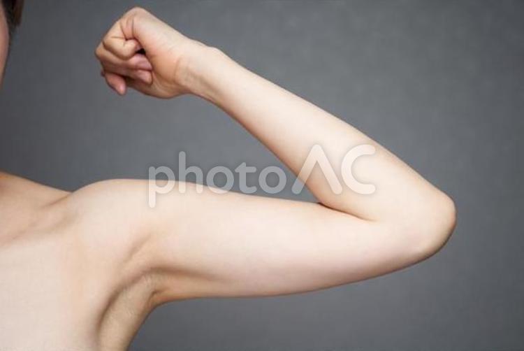 二の腕のたるみを気にする中年の日本人女性 二の腕,たるみ,気にするの写真素材