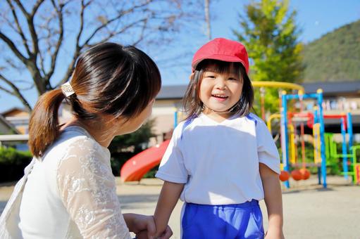 Children in gym clothes playing outside in kindergarten, maternelle, un enfant, garde d'enfants, JPG