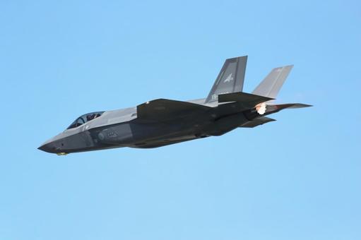 飛行中のF-35A 302飛行隊 飛行中のF-35A 302飛行隊 軍用機,戦闘機,ステルス機の写真素材