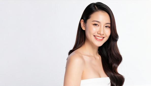 ロングヘアの笑顔の女性 ロングヘアの笑顔の女性の写真