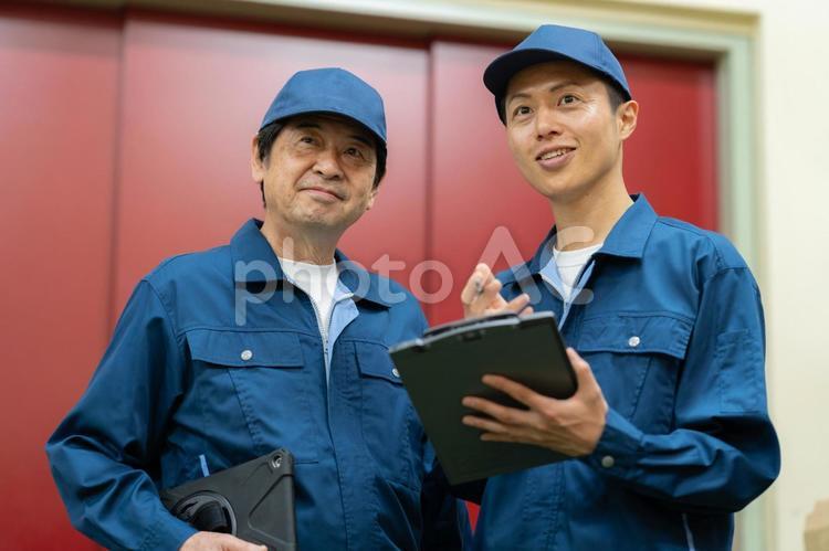 倉庫で働く男性作業員 会議,倉庫,工場の写真素材