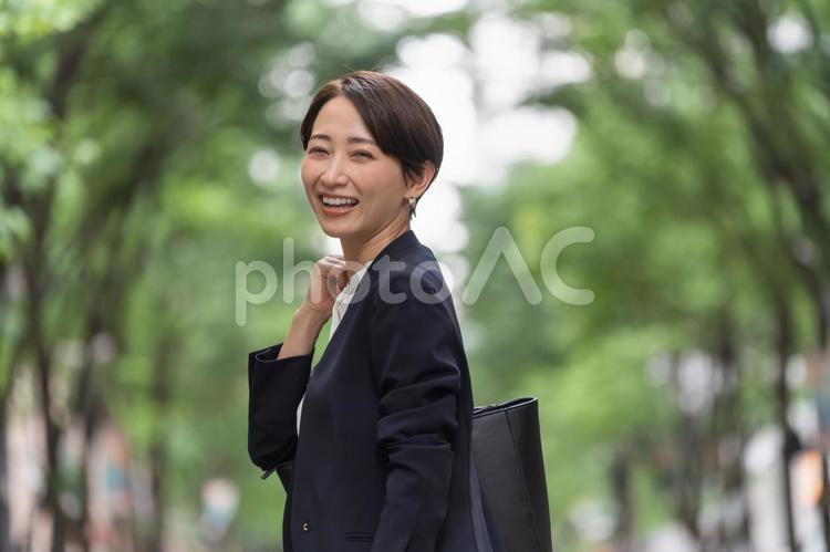 スーツを着たショートヘアーの女性 女性,スーツ,会社員の写真素材