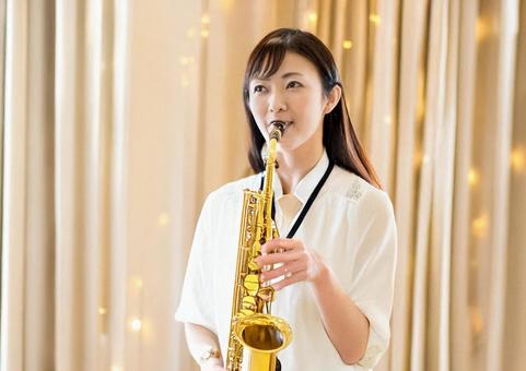 サックスを吹く女性2 サックスを吹く女性2の写真