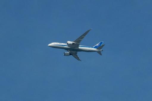 青空へ上昇する航空機 青空へ上昇する航空機 飛行機,航空機,旅客機の写真素材