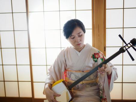 33:和服で三味線を演奏する女性 33:和服で三味線を演奏する女性 三味線,伝統芸能,和楽器の写真素材