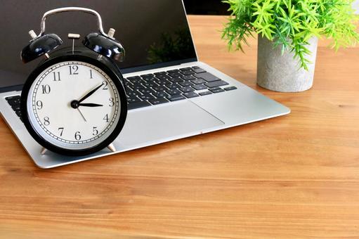 ビジネス　時計とパソコン　コピースペース ビジネス,時間管理,時短の写真素材