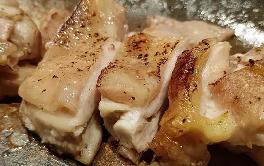 焼いた鶏のもも肉の接写 焼いた鶏のもも肉の接写の写真