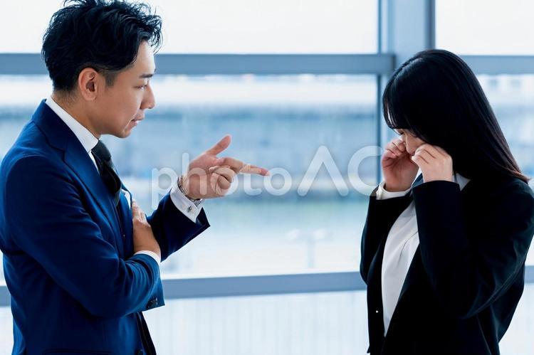 部下に説教をして泣かせるビジネスマン上司 ビジネスマン,ビジネスウーマン,男性の写真素材