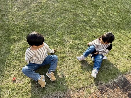 芝生と子供 芝生,自然,子供の写真素材