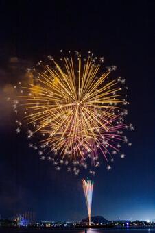 夜空に咲くスターマイン 花火,スターマイン,打ち上げ花火の写真素材