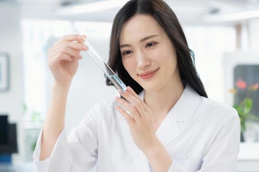 実験をする白衣の若い女性研究者 研究,サイエンス,実験の写真素材