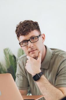 手に持ってノートパソコンを使っている筋肉質な男性 男性,外国人,欧米人の写真素材