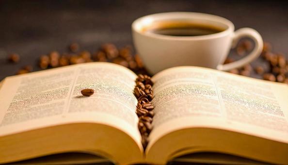 コーヒーと開いたフランス語の辞書 コーヒーと開いたフランス語の辞書の写真