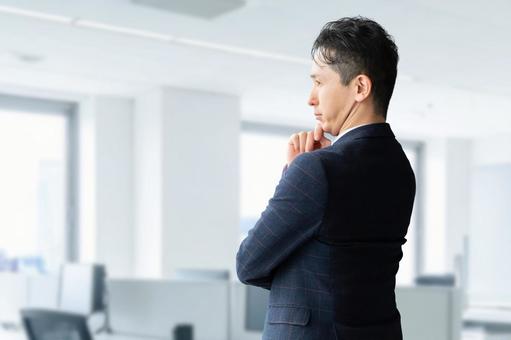 考えごとをする男性ビジネスマン 男性,考える,悩むの写真素材