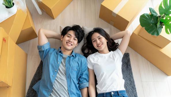 引越し作業を楽しむ日本人カップル 引越し作業を楽しむ日本人カップルの写真