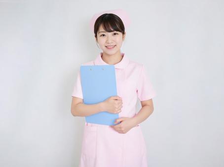 笑顔の若い女性の看護師 AI生成画像 笑顔の若い女性の看護師 AI生成画像 の写真